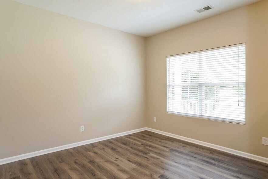 Building Photo - 242 River Hills Dr