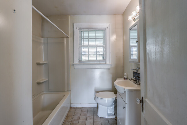 Building Photo - 2021 Rose Ln