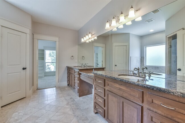 Building Photo - 1030 W 16th St