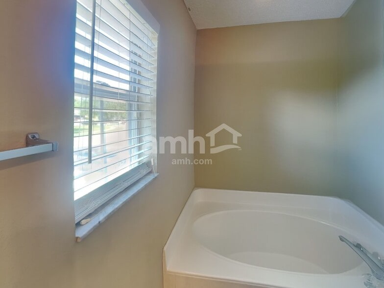 Building Photo - 244 Verzon Ct