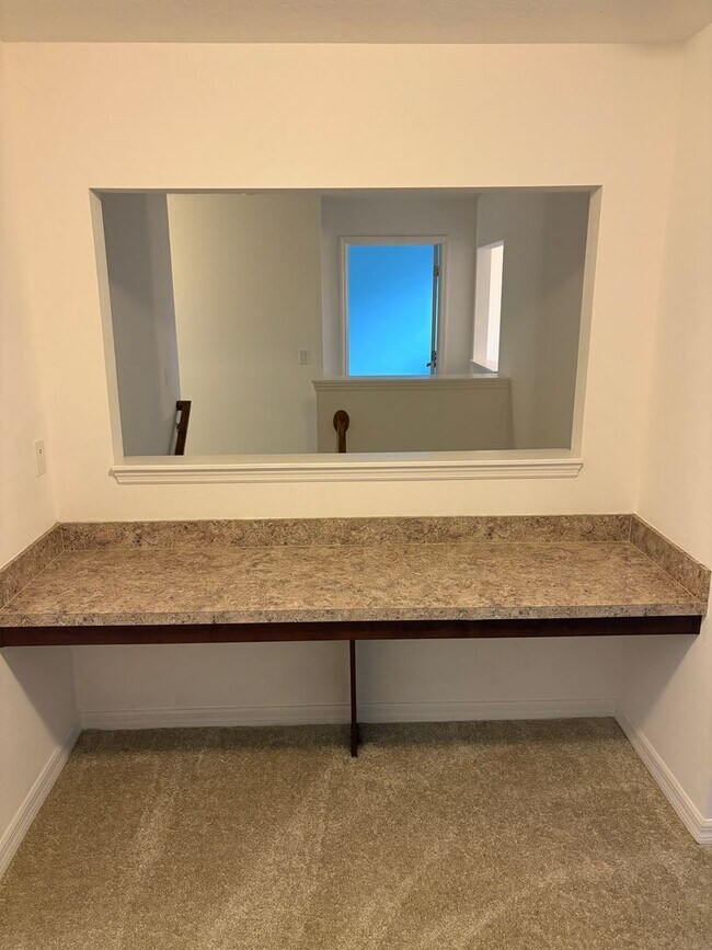 Building Photo - IMMEDIATE OCCUPANCY !!! LARGE// 5 Bedroom ...