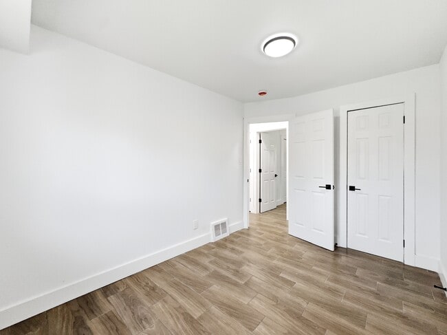 Building Photo - 2090 Moran Ave