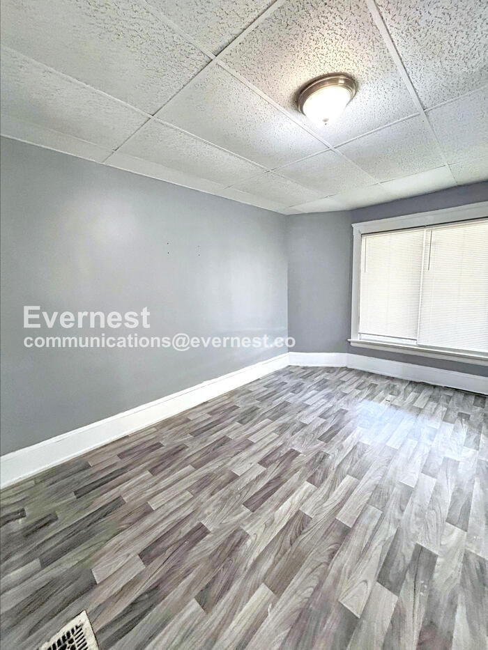 Building Photo - 2213 E 82nd St