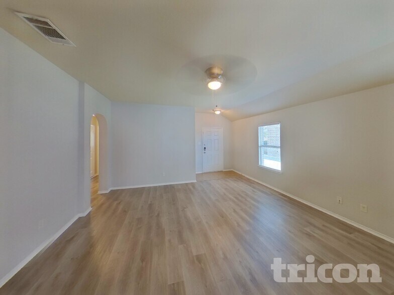 Building Photo - 336 Carlyle St