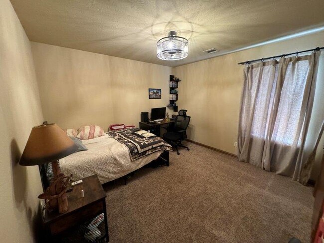 Building Photo - Executive Living in Moore Schools! 3 bedro...