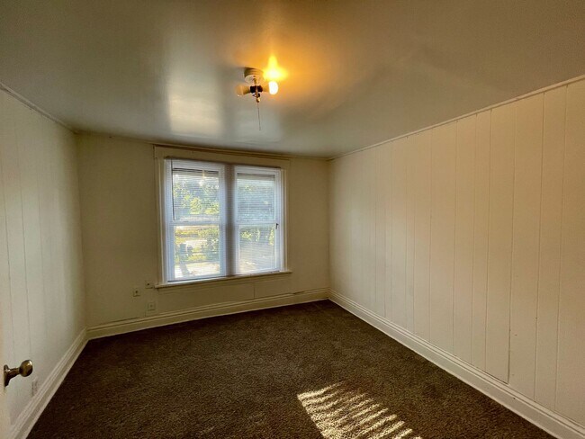 Building Photo - 3 Bed 1.5 Bath House - Section 8