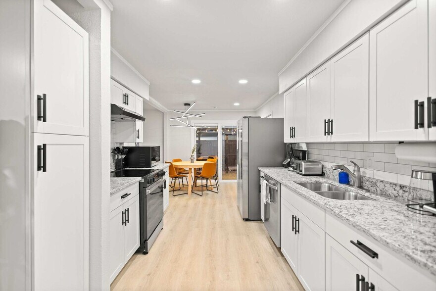 Building Photo - 3410 Country Club Dr