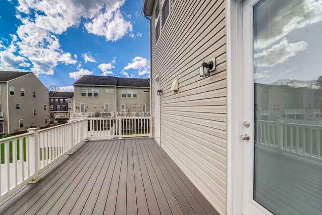 Building Photo - Luxurious 3 BR/2 Full BA & 2 Half BA EOG T...