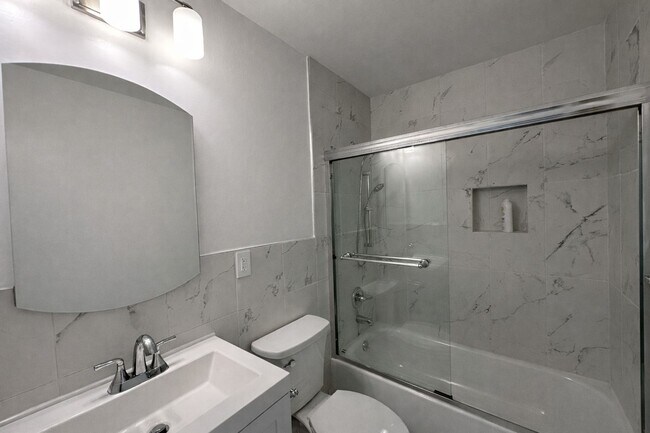 Building Photo - Updated 2 Bed / 1 Bath - Ground Floor Condo - Commuter-Friendly Location