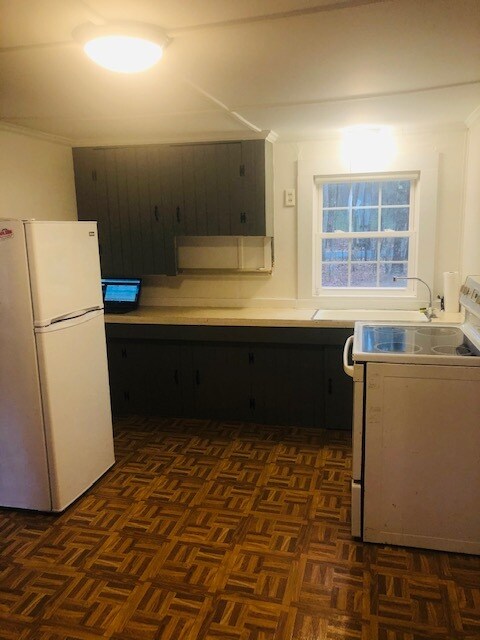 Building Photo - 12 Lewis Ln