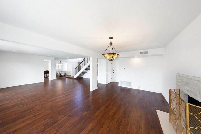 Building Photo - Gorgeous Cul-De-Sac Huntington Beach Home  — Biking Distance to the Beach!