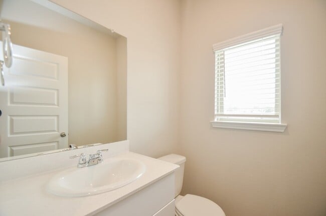 Building Photo - 25513 Blossom Ct