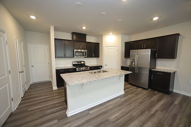 Building Photo - Beautiful 3 Bed+Bonus+2 Car Garage Townhom...