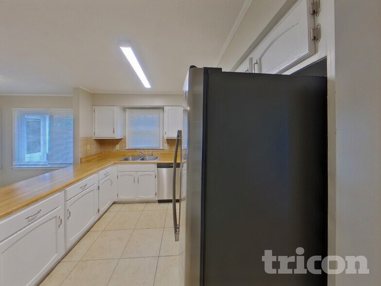 Building Photo - 215 Comstock Ct