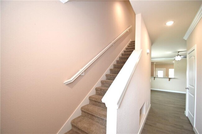 Building Photo - 463 Red Robin St