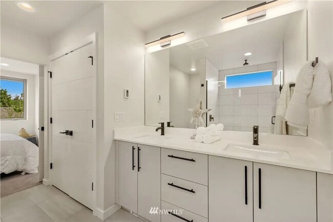 Building Photo - Ballard - Newer 3 Bedroom / 2.5 Bath Townh...