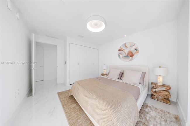 Building Photo - 700 NE 24th St