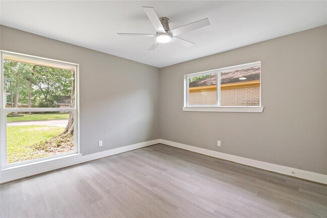 Building Photo - 214 Whispering Oaks Dr