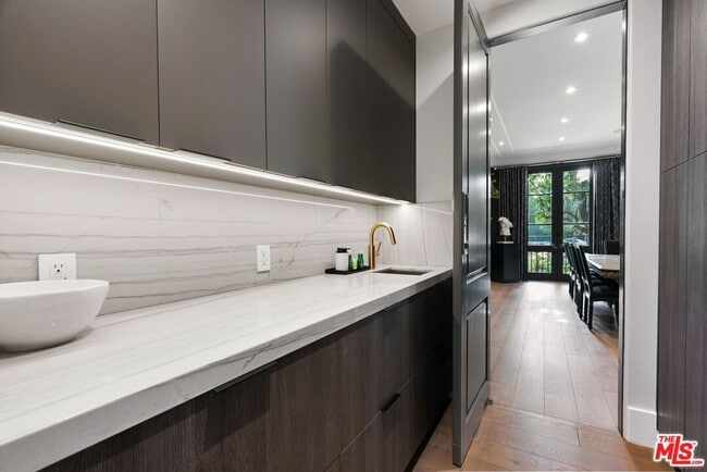 Building Photo - 506 N Rexford Dr