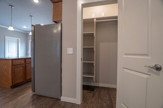 Building Photo - Charming 2 bedroom!