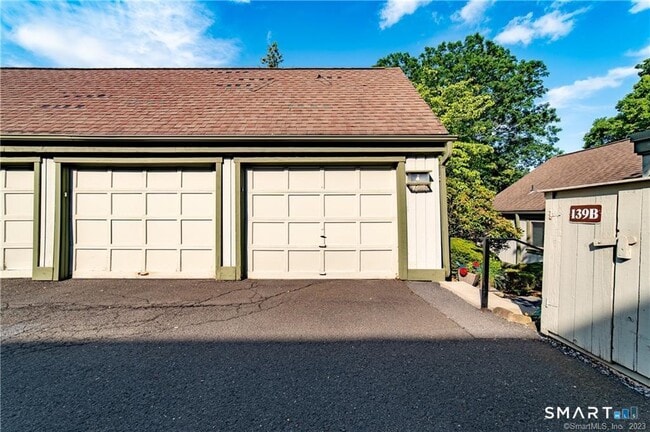Building Photo - 140 Woodvale Dr