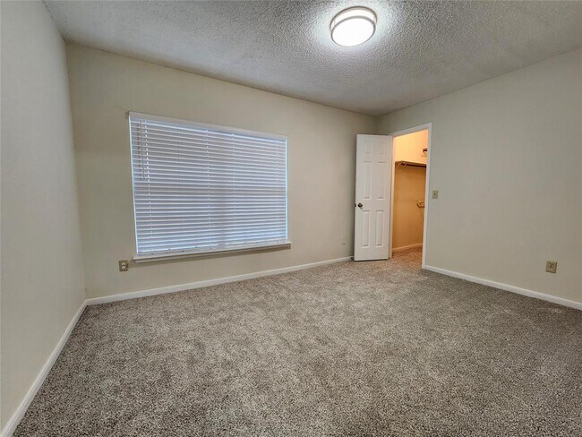 Building Photo - 3226 Country Club Blvd