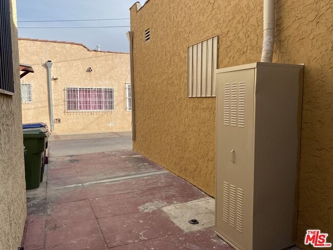 Building Photo - 711 W 54th St