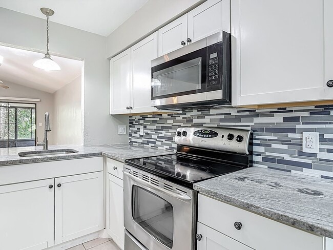 Building Photo - UPDATED 2 Bed, 2 Bath Home with Screened Lanai & Garage!