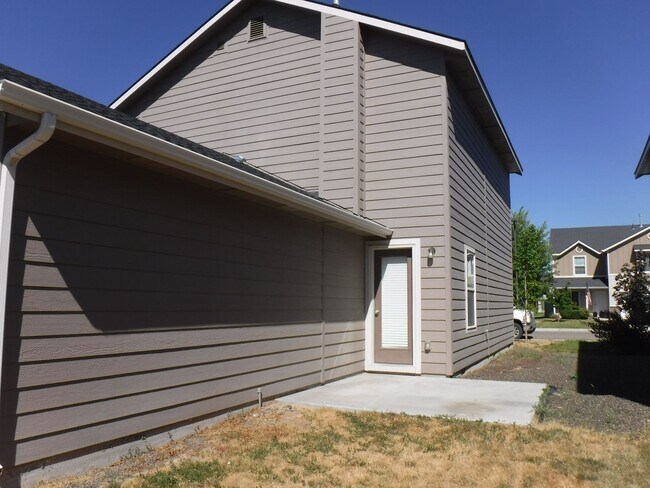 Building Photo - 4 bed 2.5 bath home just off Pine Ave and N Black Cat Rd.
