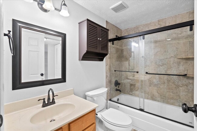 Building Photo - "Charming 2-Bed Townhouse with great upgra...