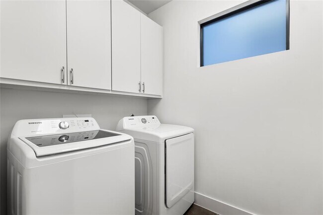 Building Photo - 1105 E 12th St