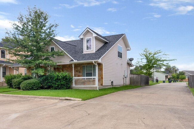 Building Photo - Prime Location! Spacious 4-Bed, 4-Bath Home Near Texas A&M!