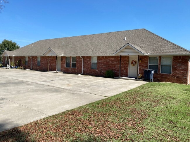 Building Photo - 2428 Ellis Dr