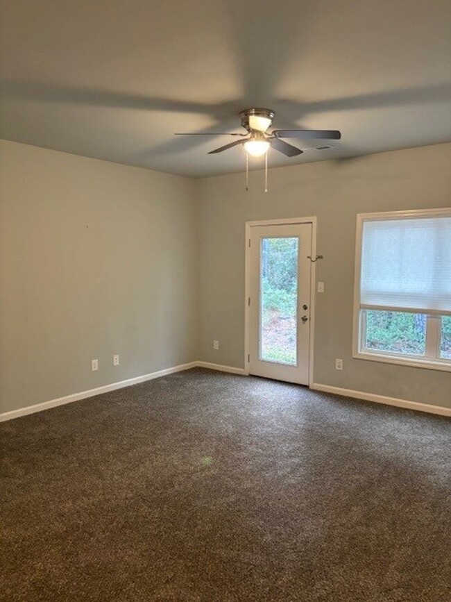 Building Photo - Beautiful 2 bedroom, 2.5 bath townhome Hol...