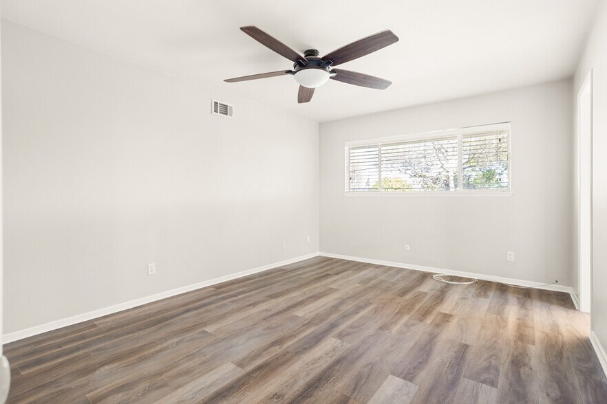 Building Photo - 205 E Old Mill Rd