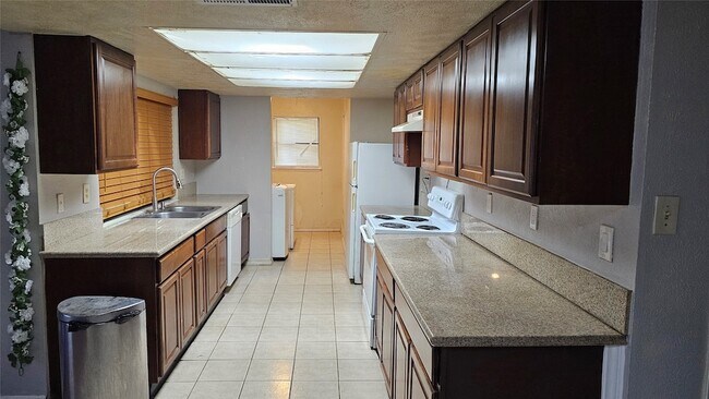 Building Photo - 15303 Gran Vista Dr