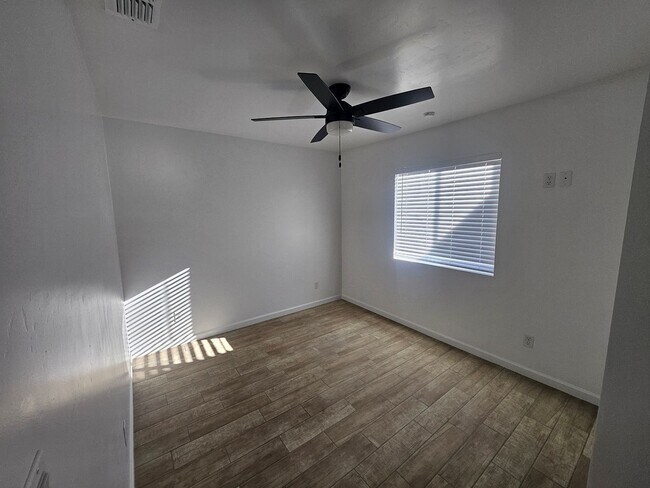 Building Photo - 1st MONTH'S RENT FREE!!! 3 Bedroom Home Located in Bullhead City