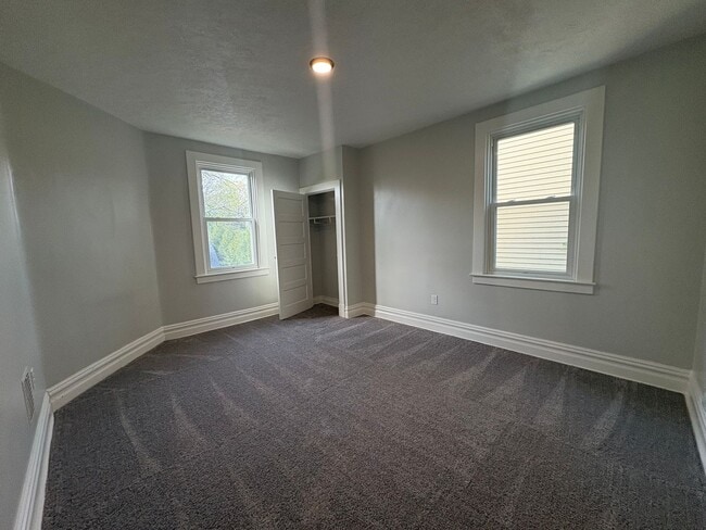 Building Photo - Huge Newly Renovated 4 Bedroom/2 Bath House in Bellevue!