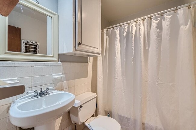 Building Photo - 210 W 51st St