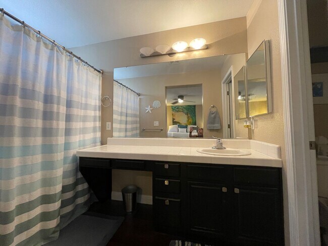 Building Photo - Spacious 2 bedroom plus a den 2 bath 2 car garage in Northwest Reno!