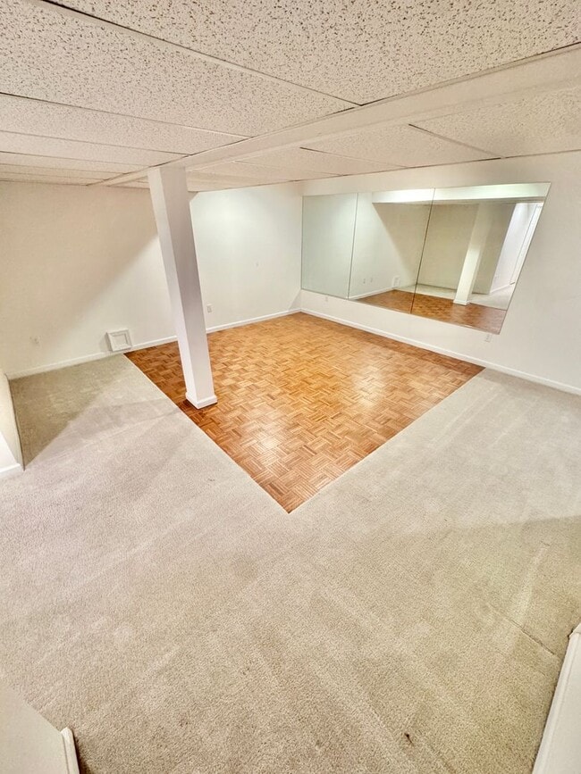 Building Photo - THREE BEDROOM TOWNHOME- PARKLAND SCHOOLS