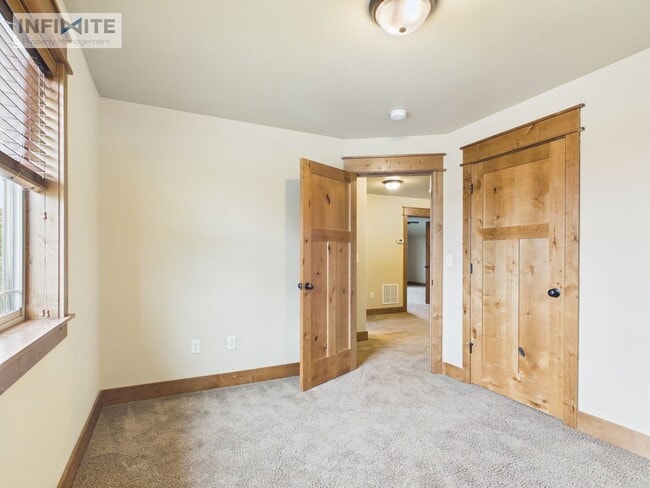 Building Photo - 4 Bedroom Home with Spacious Yard