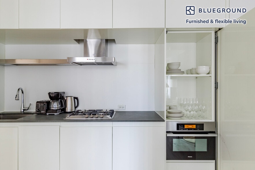 Building Photo - 70 W 45th St