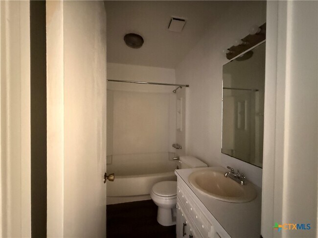 Building Photo - 4800 Cedarhill Cir