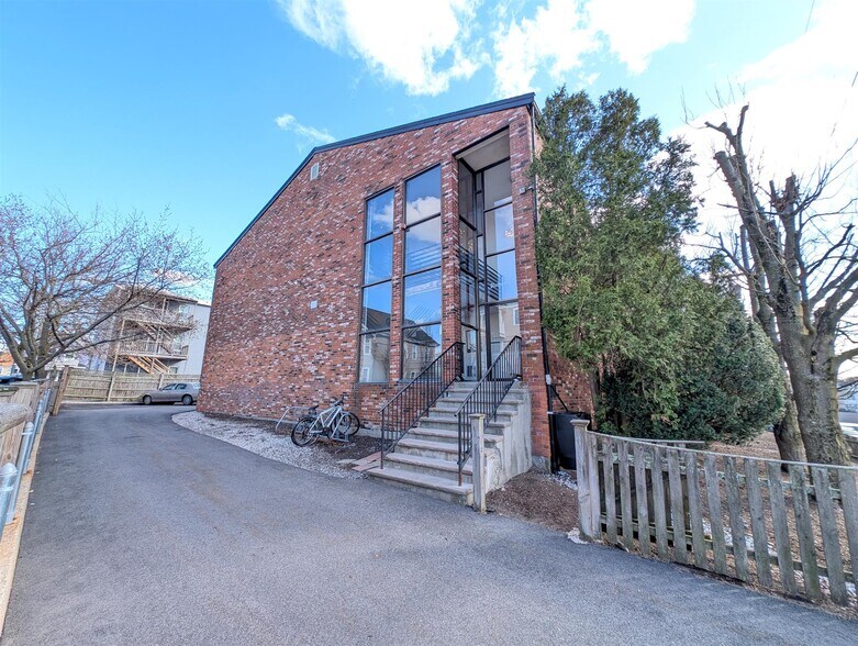 Building Photo - 10 Roberts St