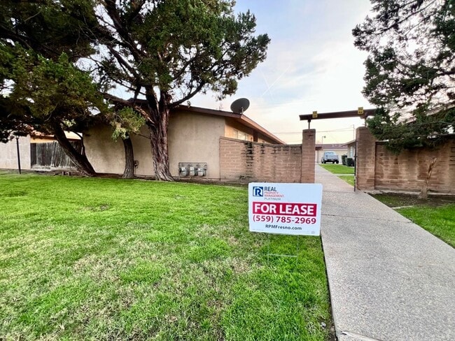 Building Photo - $1,595 Barstow & Minnewawa, 2 bedroom Condo - Clovis / Beautiful Landscaping