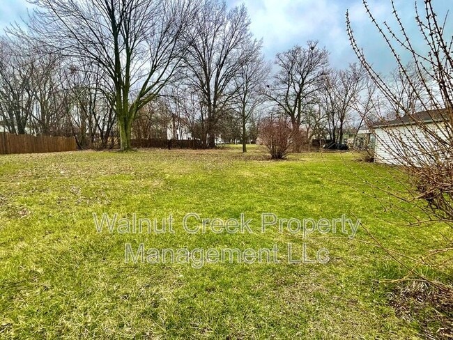 Building Photo - 566 Walnut St