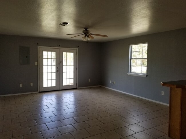 Building Photo - 3 bed, 1 bath home with CARPORT! Month to ...
