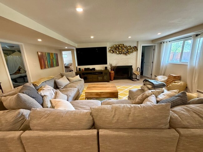 Building Photo - Sprawling 6 BR 4 BA Applewood Paradise - Live in Luxury with this Entertainer's Dream!