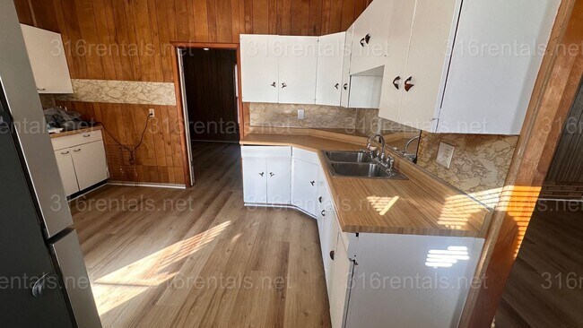 Building Photo - $1445 - 5 room 1.5 bathroom - Single Family Home